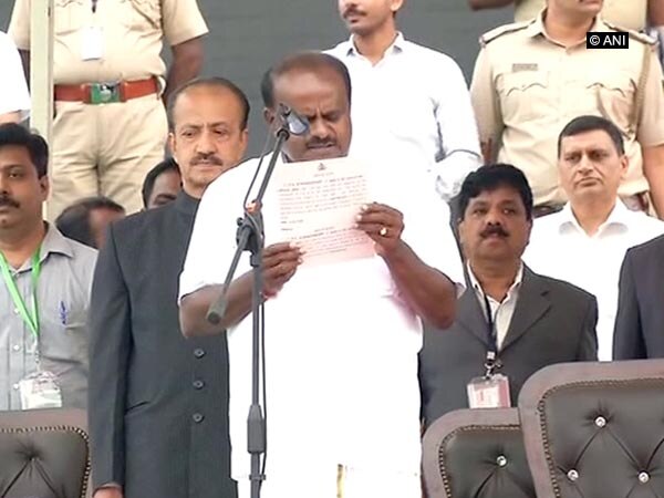 HD Kumaraswamy takes oath as Karnataka CM HD Kumaraswamy takes oath as Karnataka CM